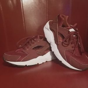 Huarache Nike running shoes